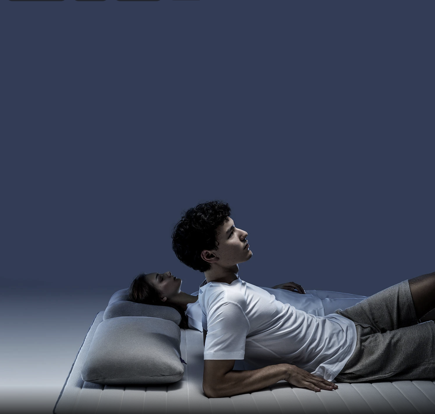 A couple at rest on a DESCANSO — built for recovery